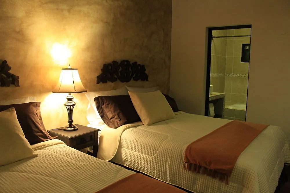 ****  אנטיגואה גואטמלה Hotel Posada De La Luna הונדורס